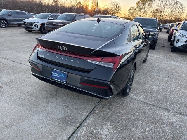 2024 Hyundai Elantra SEL Convenience photo 3