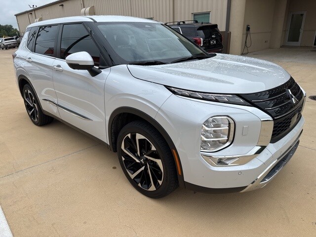 2023 Mitsubishi Outlander SE photo 3
