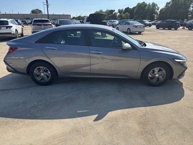 2024 Hyundai Elantra SE photo 4
