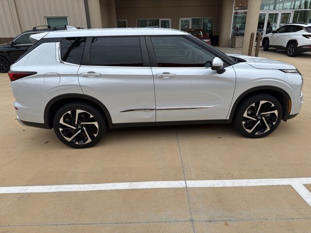 2023 Mitsubishi Outlander SE photo 4