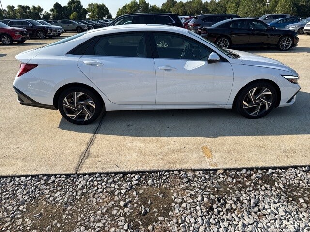 2025 Hyundai Elantra Limited photo 4
