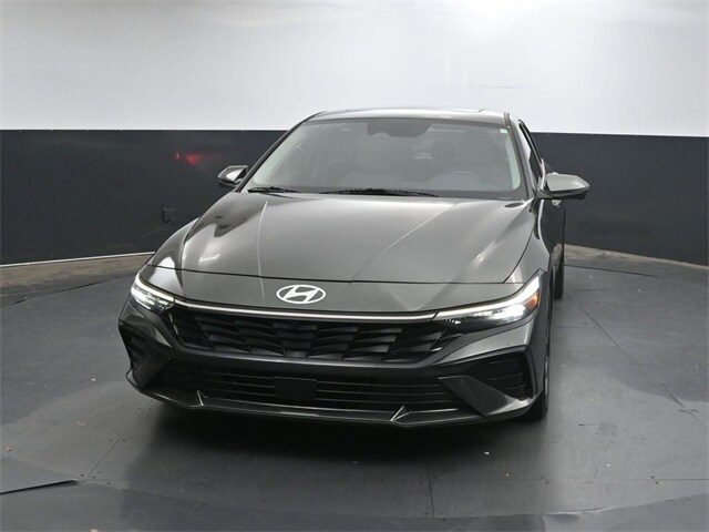 2024 Hyundai Elantra Limited photo 2