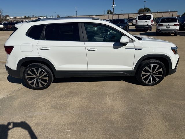 Used 2024 Volkswagen Taos SE with VIN 3VVEX7B2XRM060887 for sale in New Albany, MS