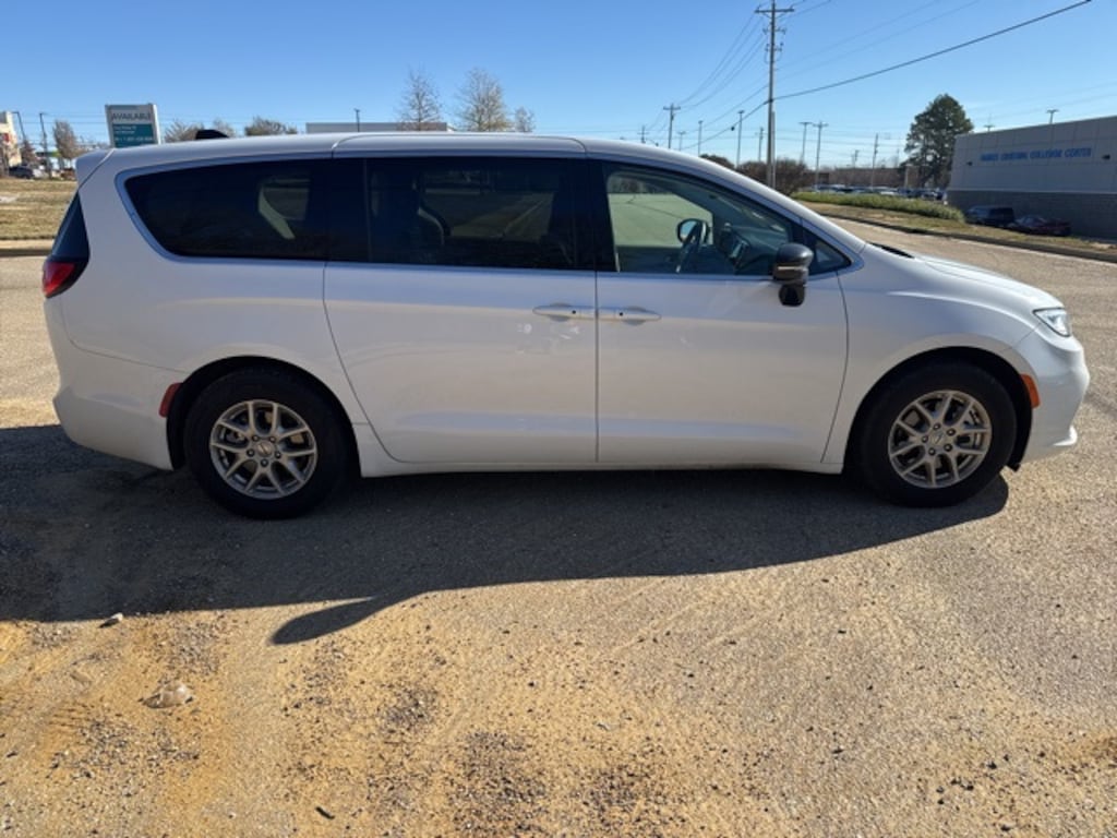Used 2024 Chrysler Pacifica Touring L Van Passenger Van