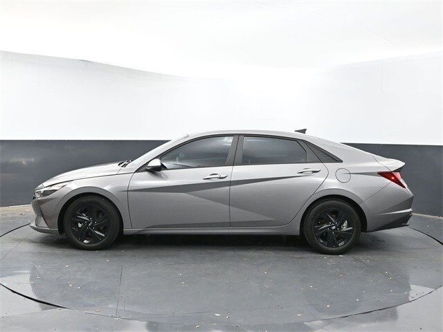 2022 Hyundai Elantra SEL photo 4