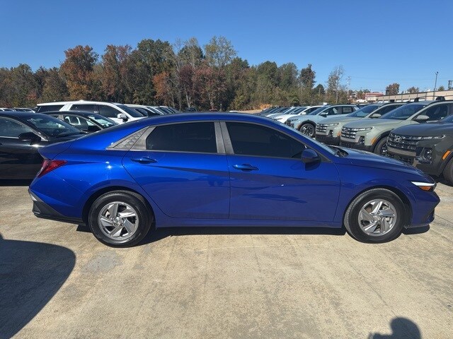 2025 Hyundai Elantra SE photo 2