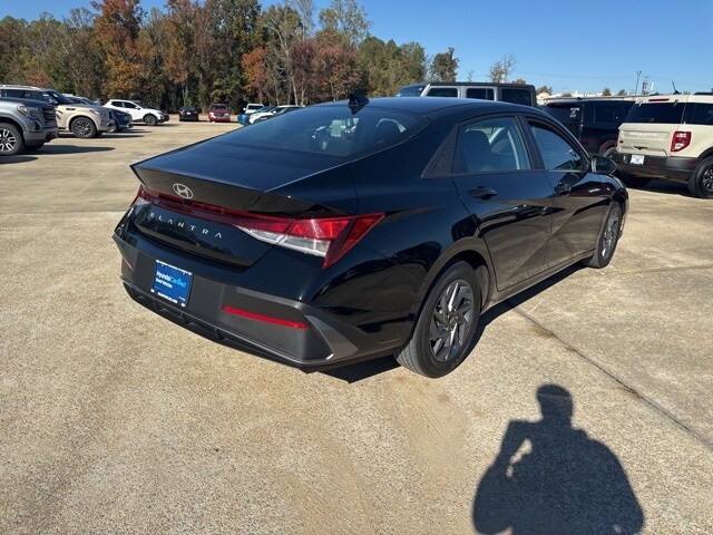 2024 Hyundai Elantra SEL photo 3