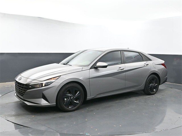 2022 Hyundai Elantra SEL photo 3