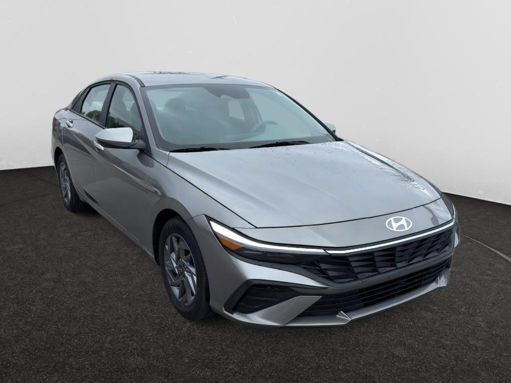 2024 Hyundai Elantra SEL photo 3