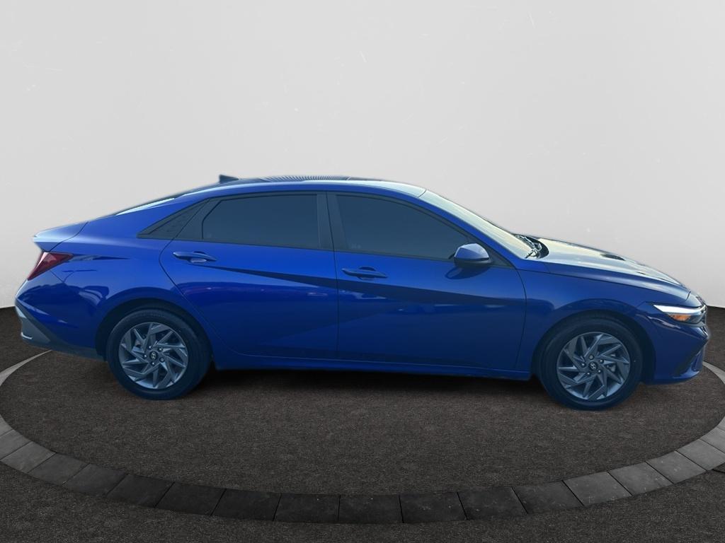 2024 Hyundai Elantra SEL photo 4