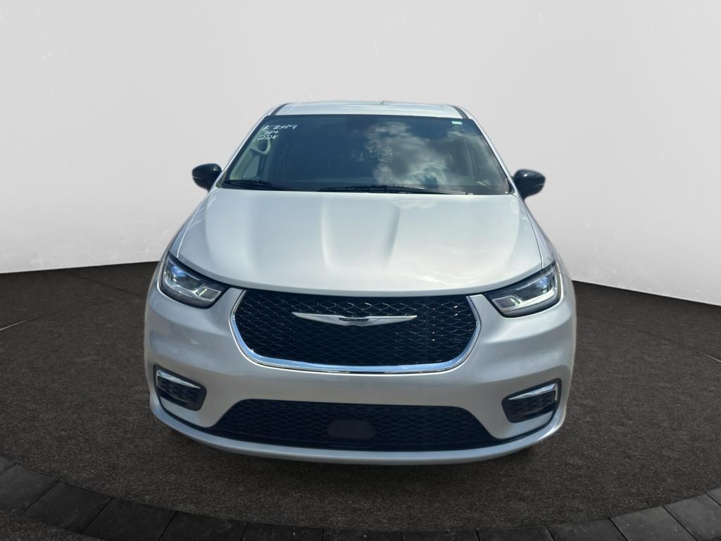2024 Chrysler Pacifica Touring L photo 2