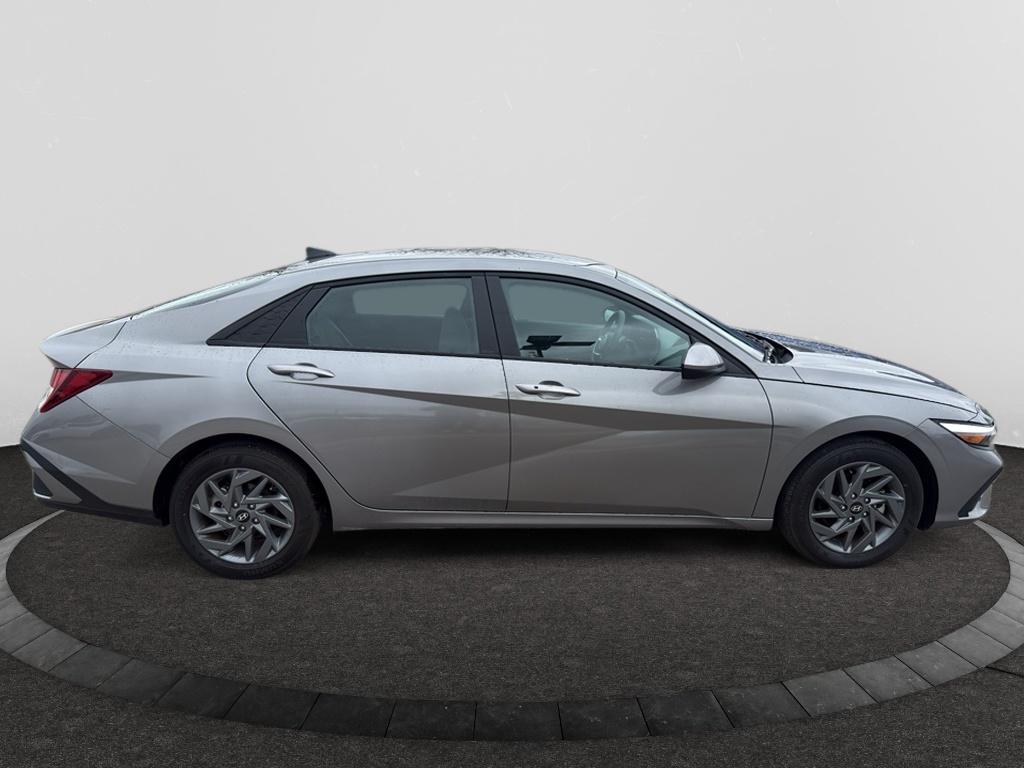 2024 Hyundai Elantra SEL photo 4