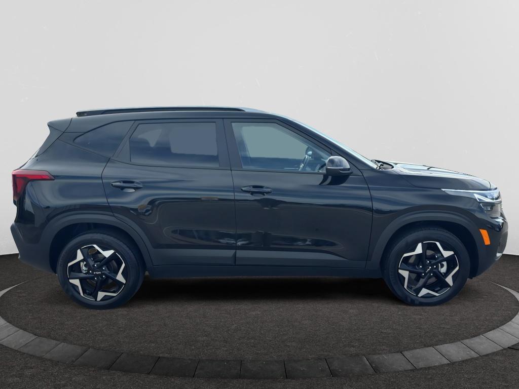 2025 Kia Seltos S photo 2