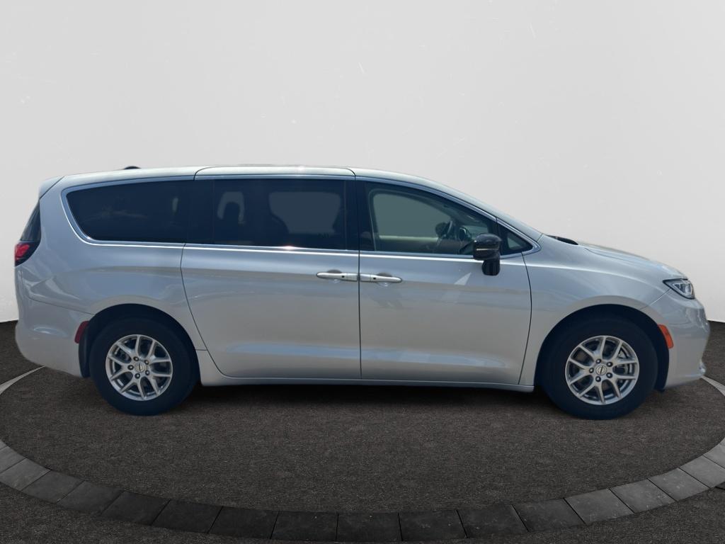 2024 Chrysler Pacifica Touring L photo 4