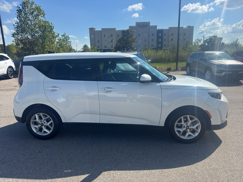 2024 Kia Soul S photo 2