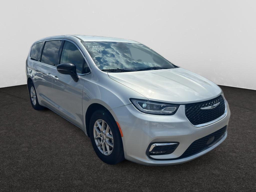 2024 Chrysler Pacifica Touring L photo 3