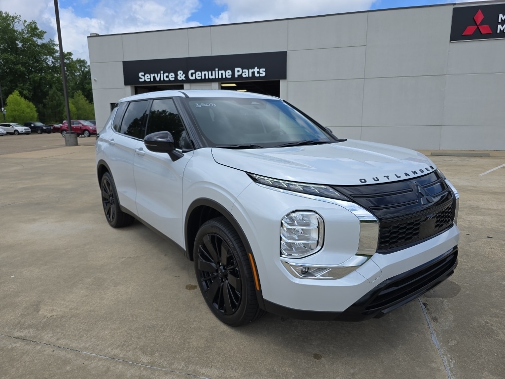 2026 Mitsubishi Outlander LE FWD's photo