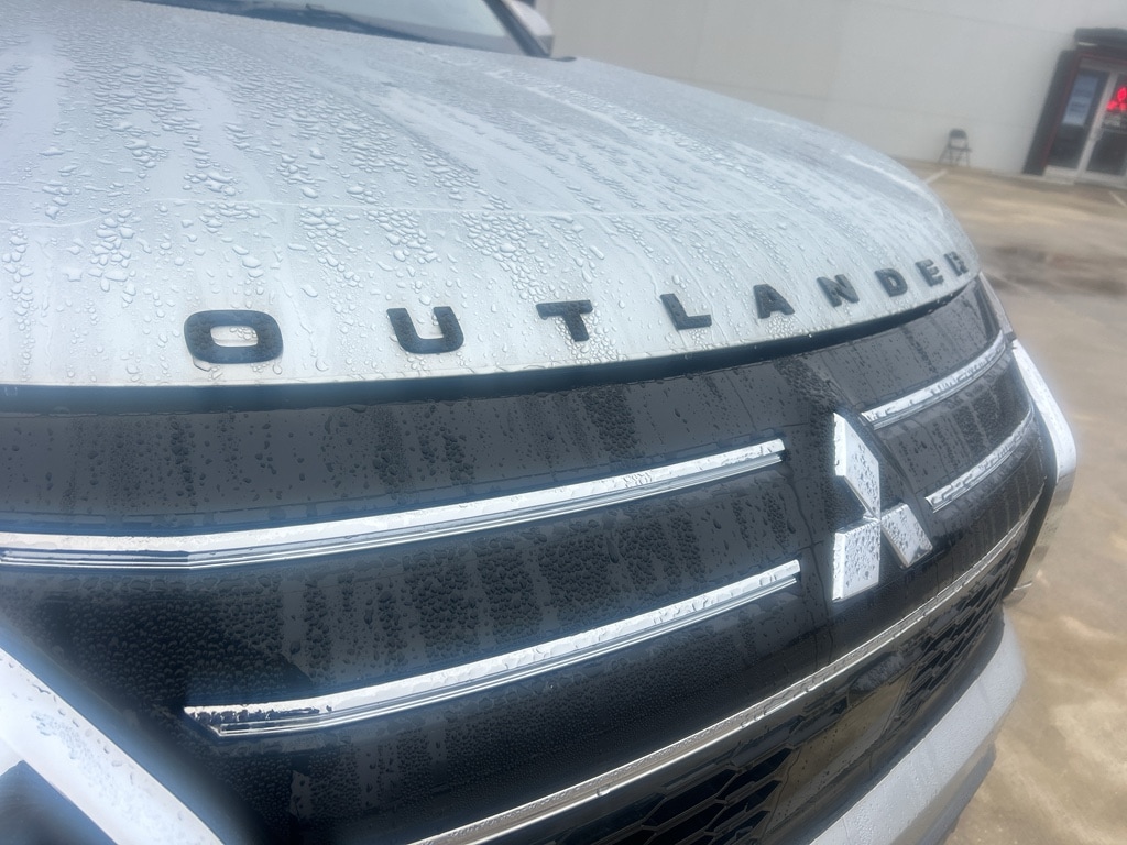 2025 Mitsubishi Outlander SE's photo