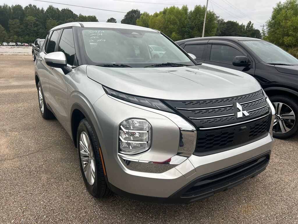 2024 Mitsubishi Outlander ES photo 3