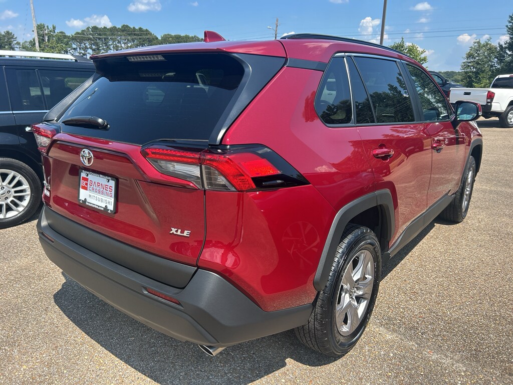 2025 Toyota RAV4 XLE photo 4