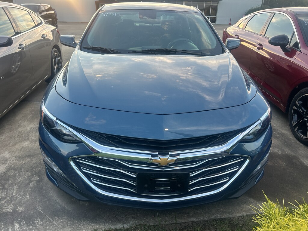 2024 Chevrolet Malibu 1LT photo 2