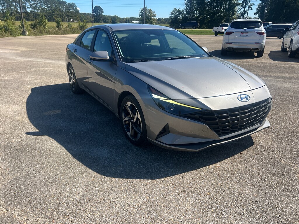 2023 Hyundai Elantra SEL photo 3