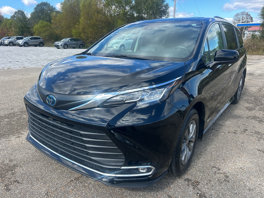 2021 Toyota Sienna XLE's photo
