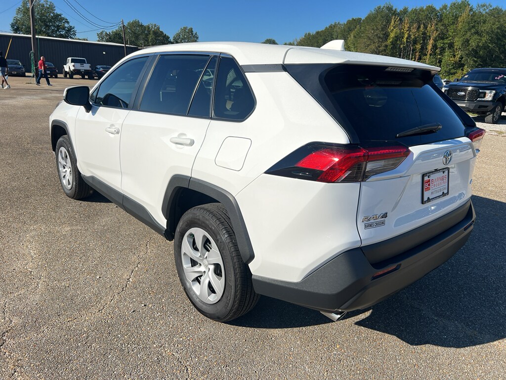 2024 Toyota RAV4 LE photo 4