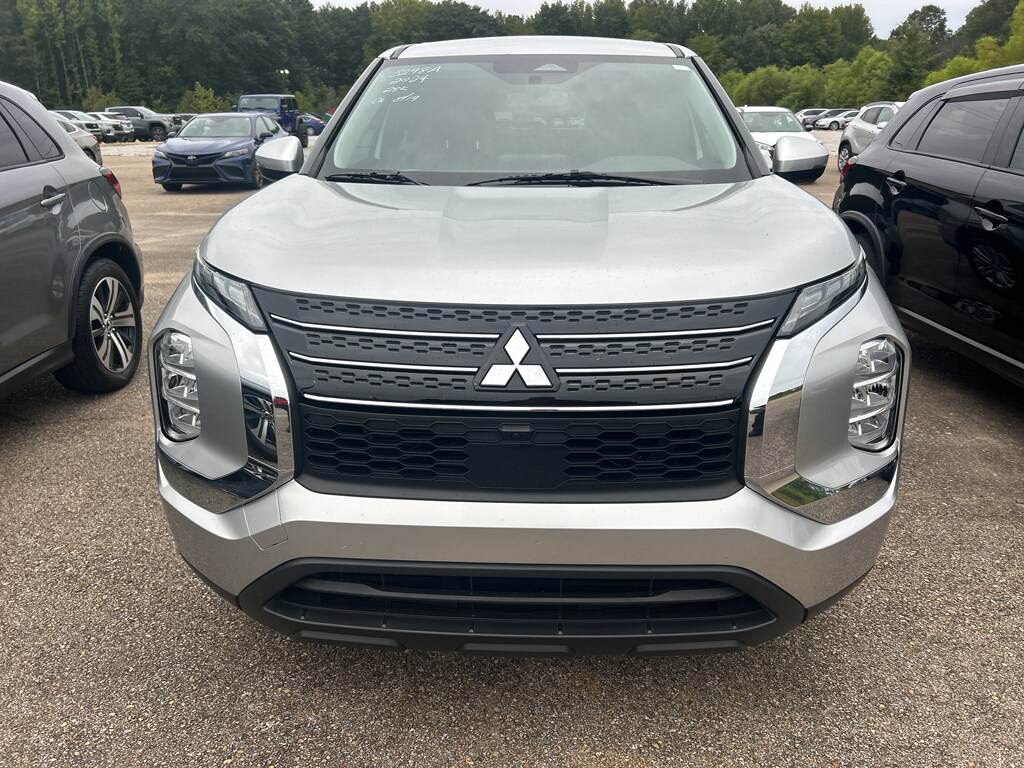 2024 Mitsubishi Outlander ES photo 2