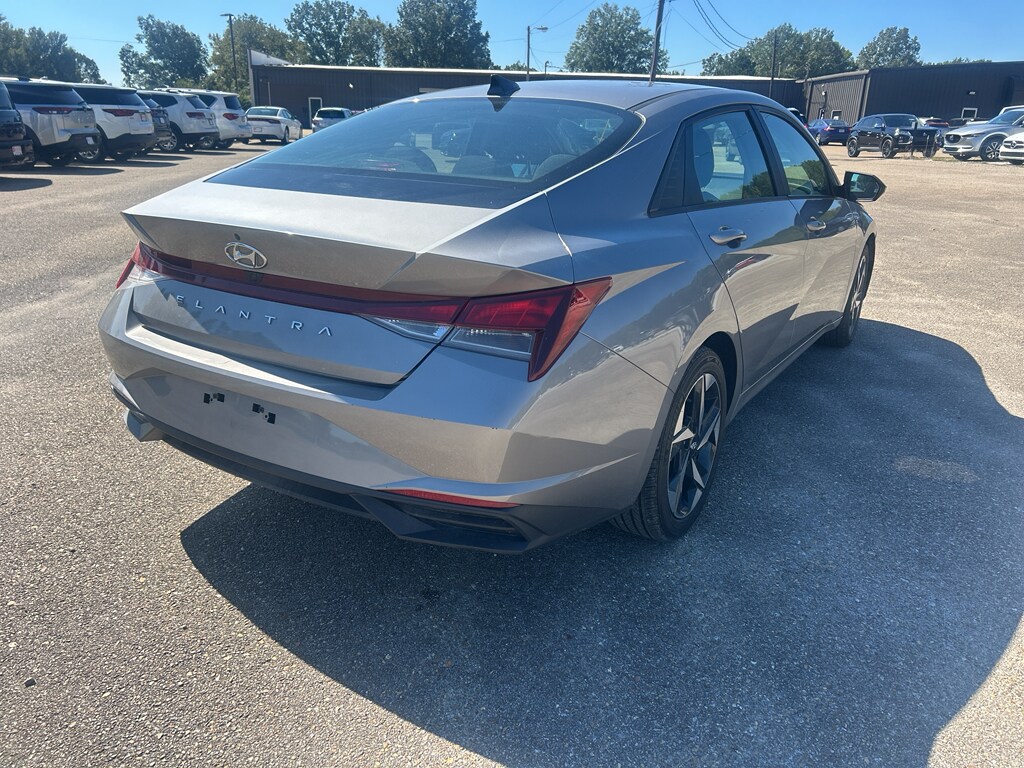 2023 Hyundai Elantra SEL photo 4