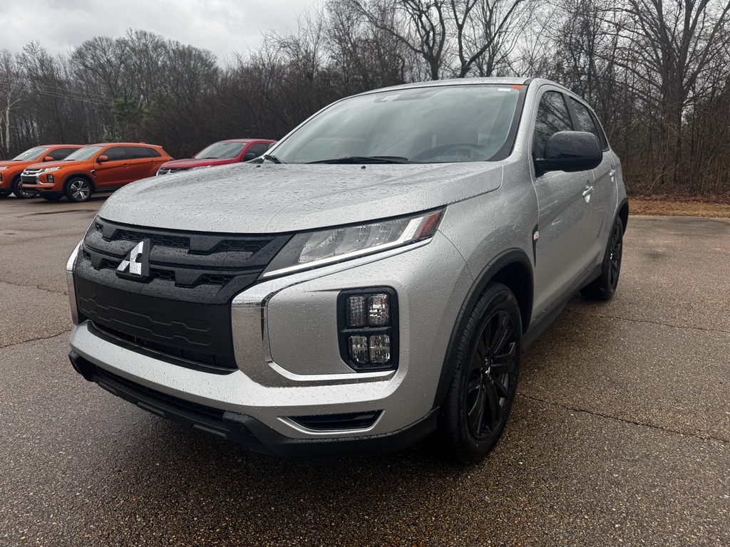 2026 Mitsubishi Outlander LE's photo