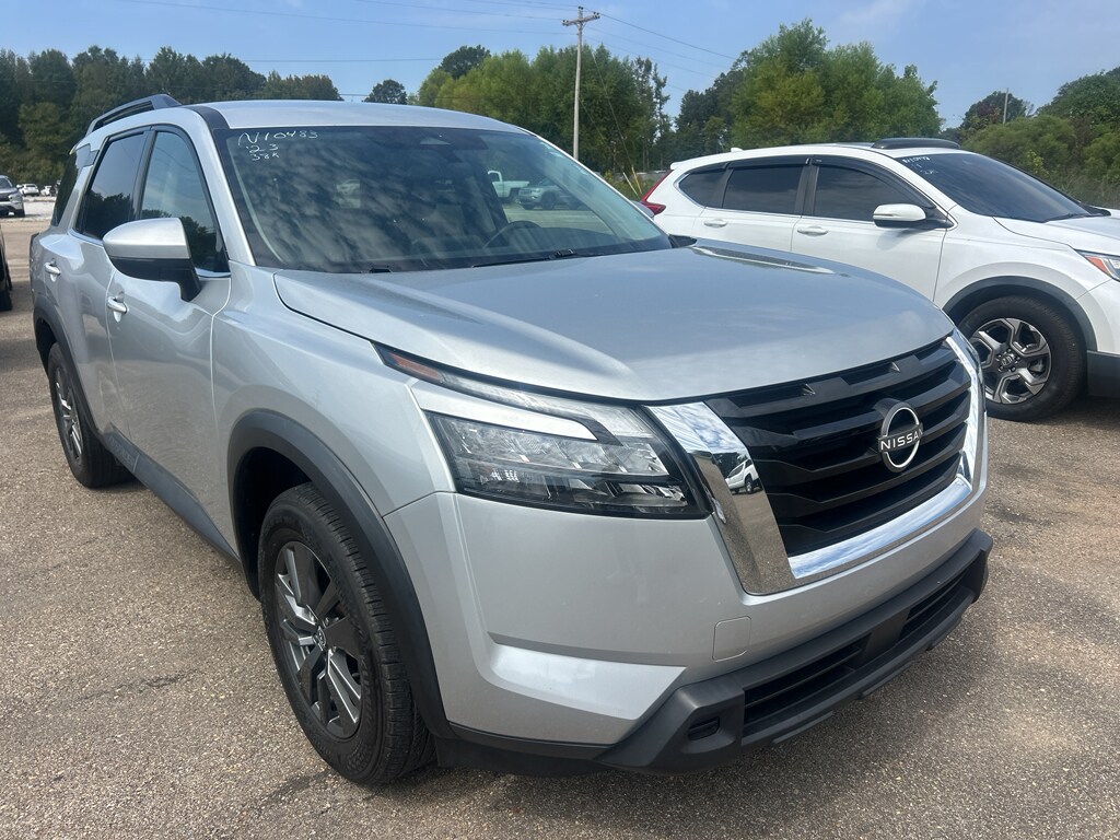 2023 Nissan Pathfinder SV photo 2