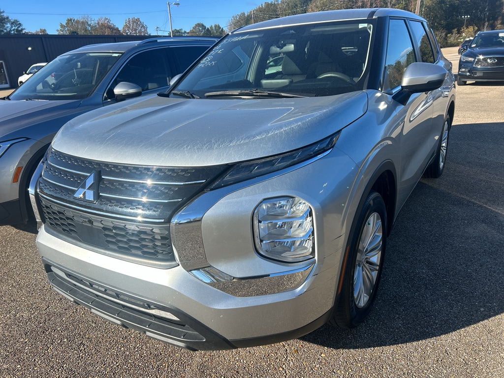 2022 Mitsubishi Outlander ES's photo