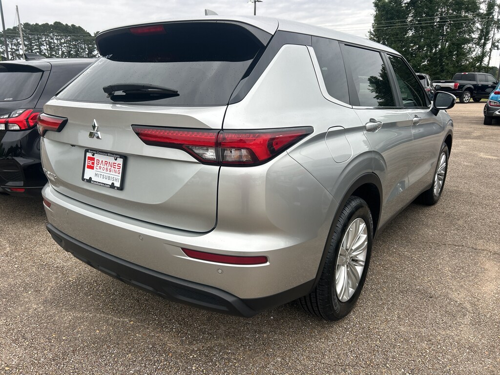 2024 Mitsubishi Outlander ES photo 4