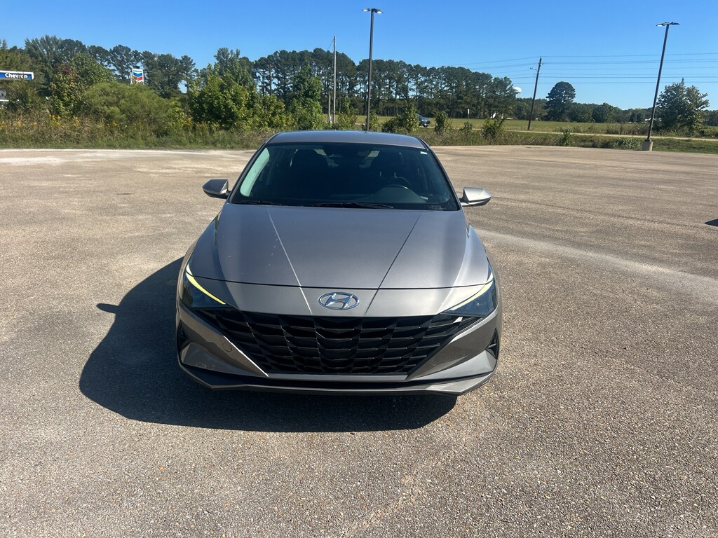 2023 Hyundai Elantra SEL photo 2