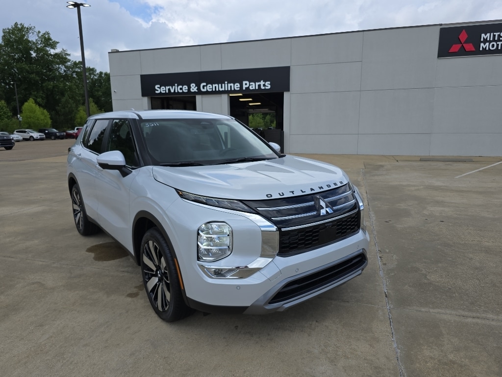 2026 Mitsubishi Outlander SE FWD's photo