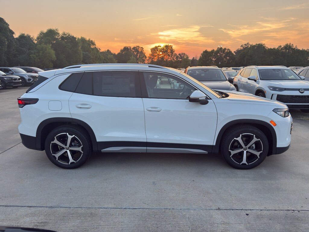 2025 Volkswagen Tiguan SE photo 4