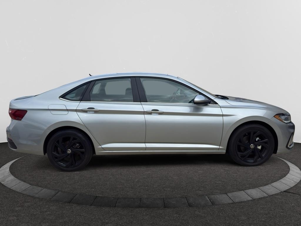 Used 2025 Volkswagen Jetta SE Sedan