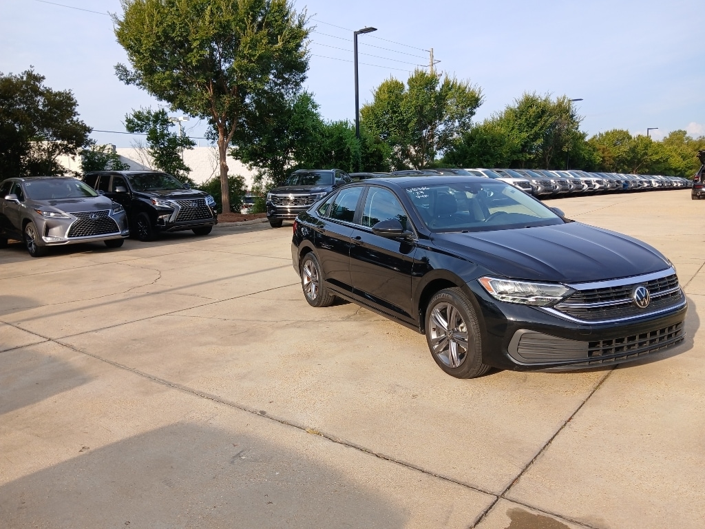 Used 2023 Volkswagen Jetta SE Sedan