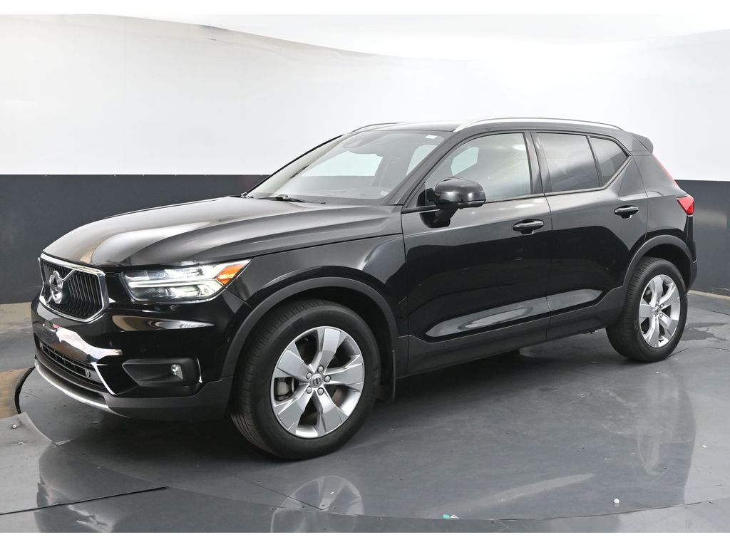2022 Volvo XC40 Momentum photo 2
