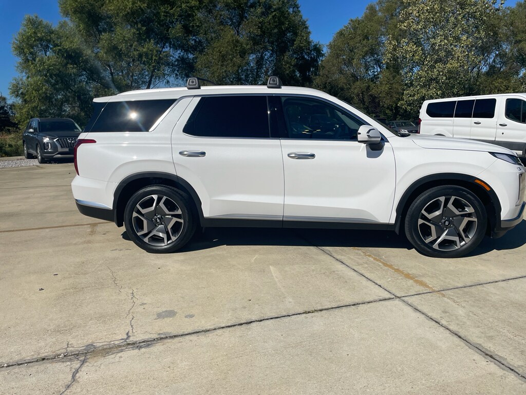 2024 Hyundai Palisade Limited photo 2