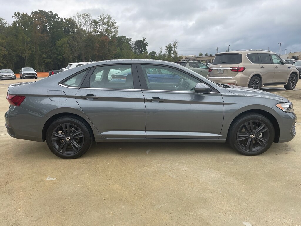 2024 Volkswagen Jetta SE photo 4