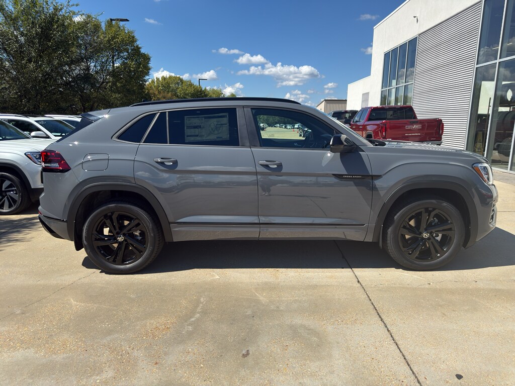 2026 Volkswagen Atlas Cross Sport SEL R-Line photo 3