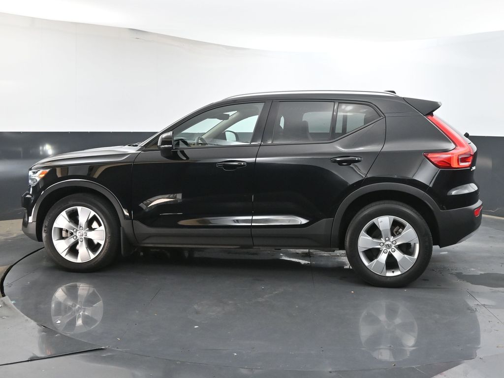 2022 Volvo XC40 Momentum photo 3