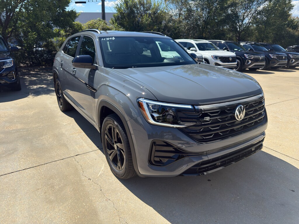 2026 Volkswagen Atlas Cross Sport SEL R-Line photo 2