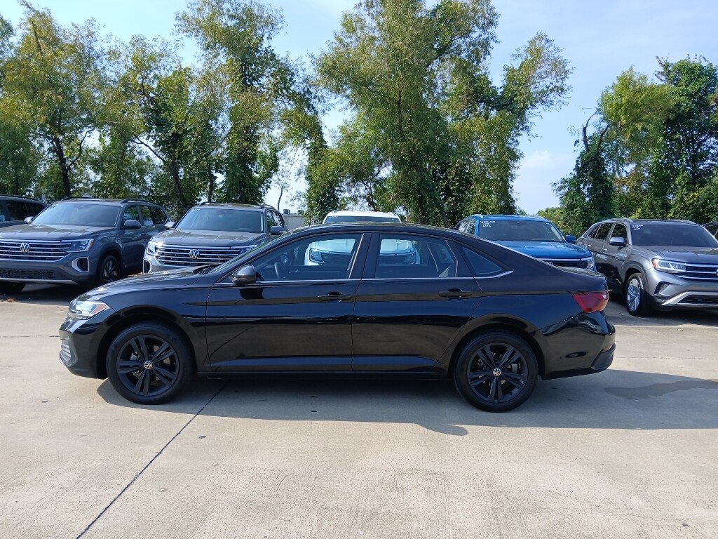 Used 2024 Volkswagen Jetta SE Sedan