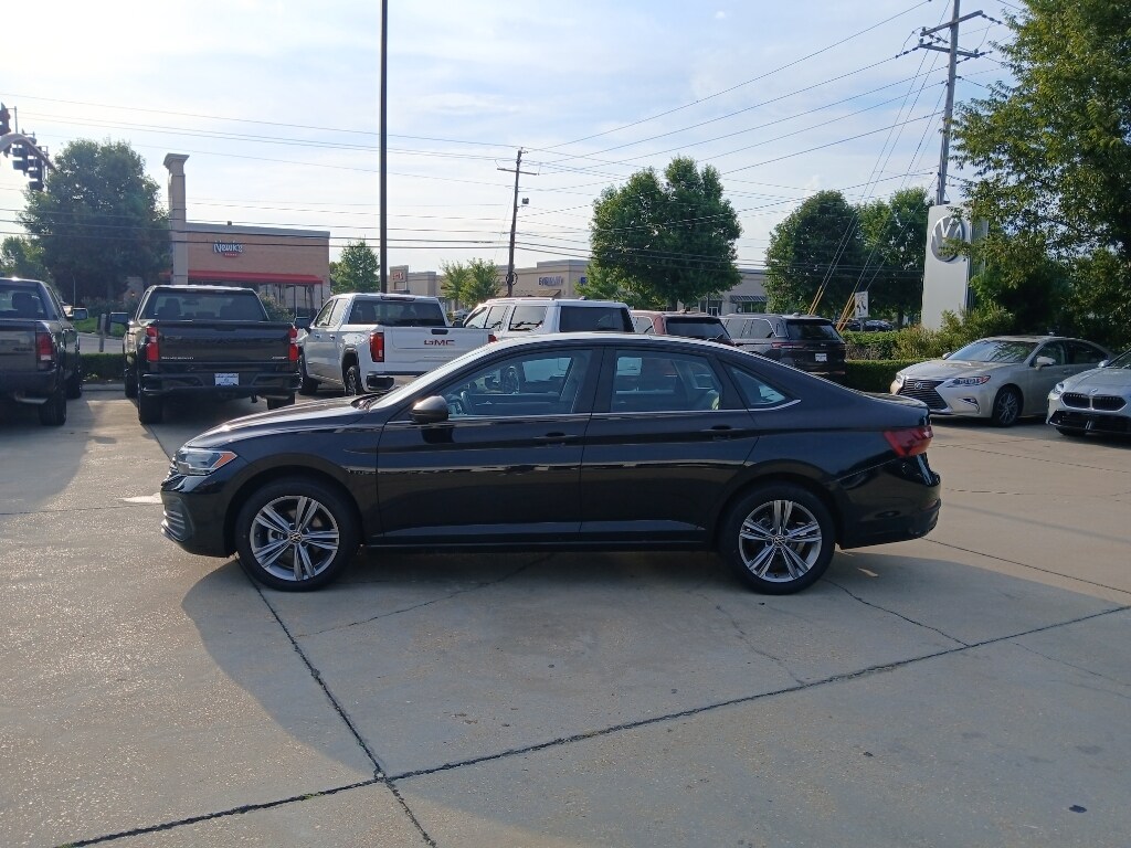 Used 2023 Volkswagen Jetta SE Sedan