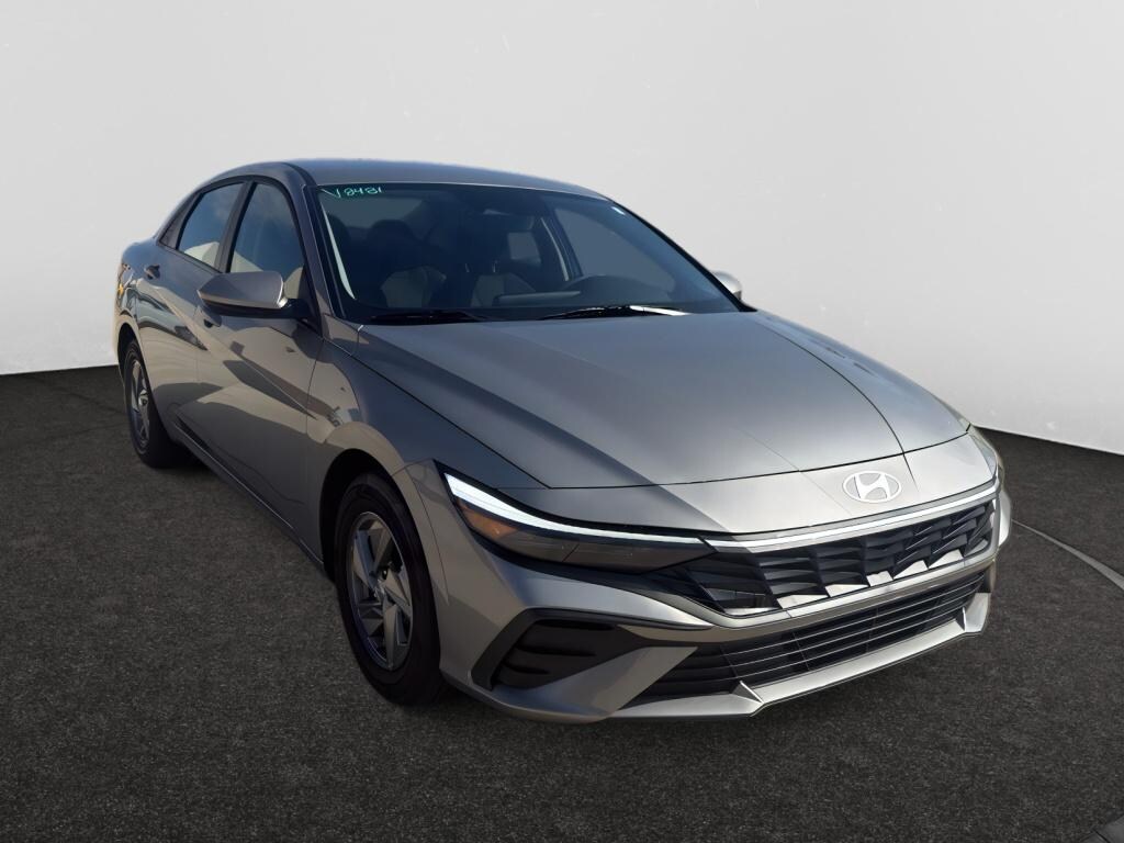 Used 2025 Hyundai Elantra SE Sedan