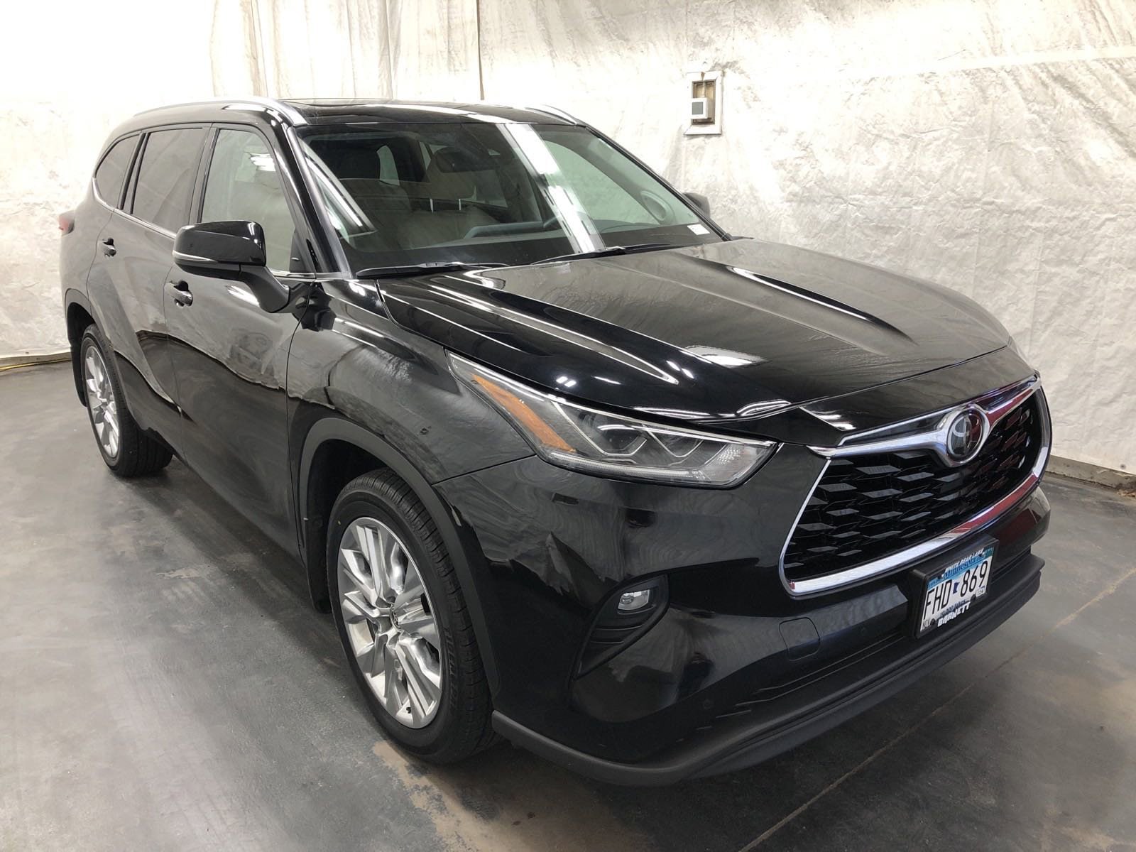 Used 2020 Toyota Highlander Limited with VIN 5TDDZRBH9LS035569 for sale in White Bear Lake, MN