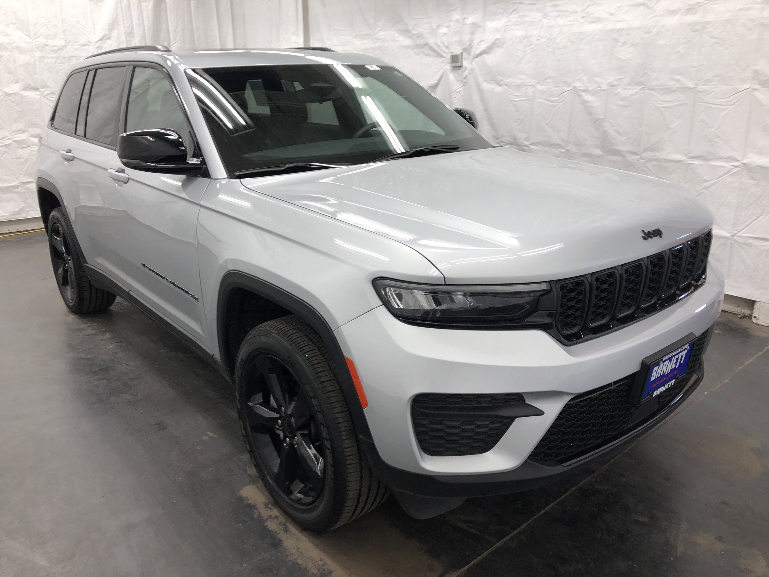 2023 Jeep Grand Cherokee Altitude photo 2